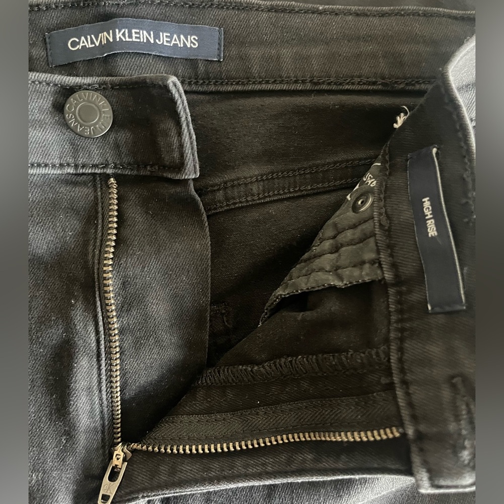 Calvin Klein High Rise Shorts. - Picture 6 of 6